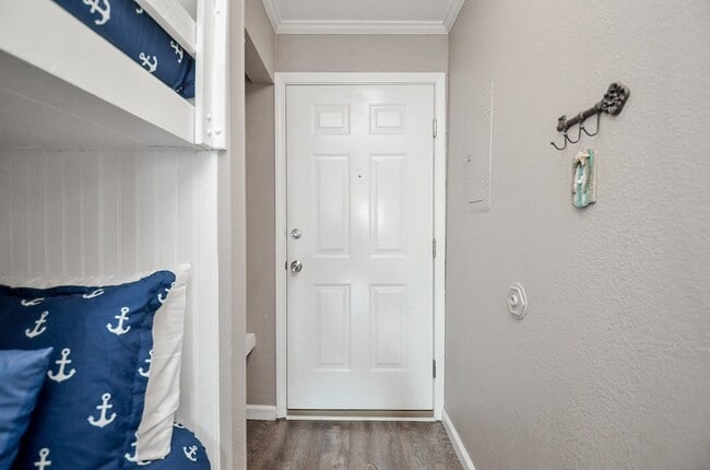 Building Photo - 6102 Seawall Blvd