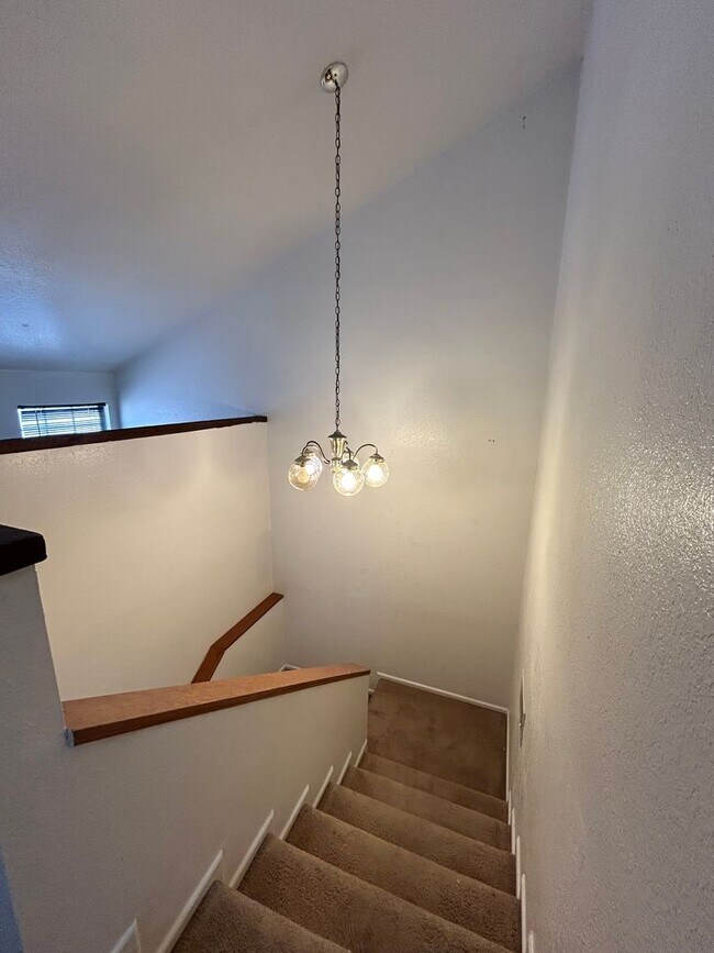 Building Photo - Two Story Townhouse in Esmond Estates