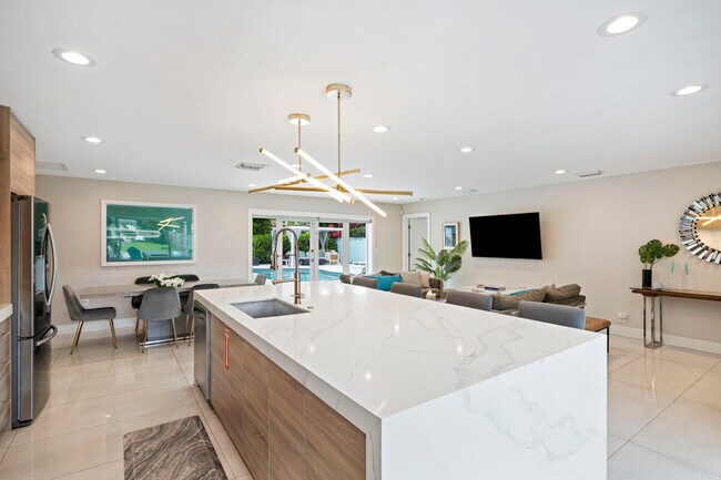 Building Photo - 2112 NE 32nd Ave