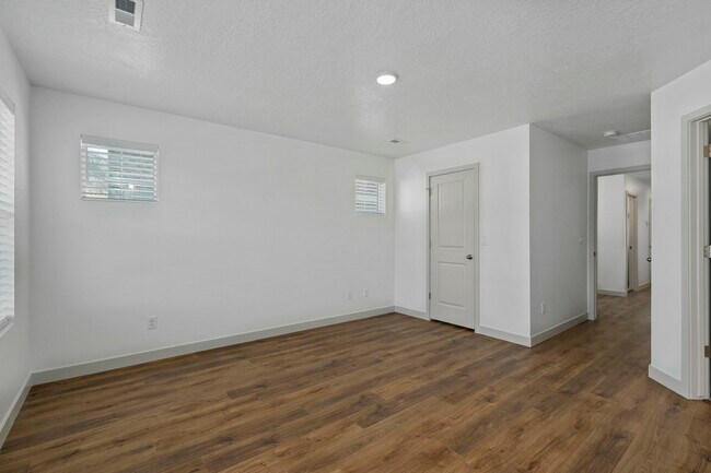 Building Photo - 4973 N Willowbank Dr