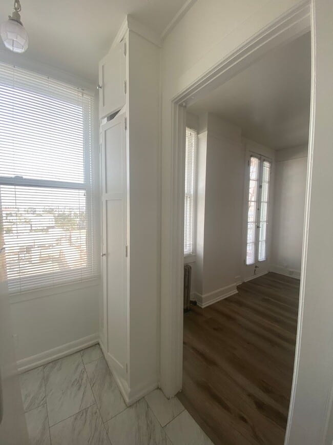 Building Photo - Downtown Long Beach Studio/1BA  *Only $1,000 Deposit!