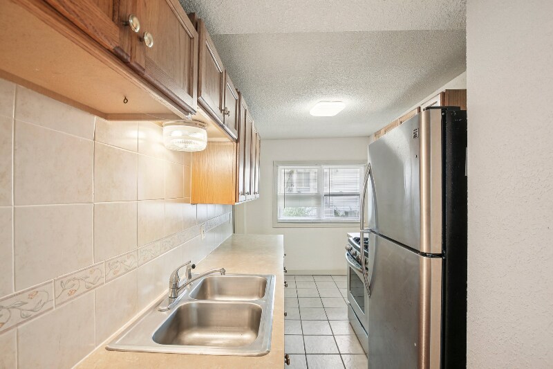 Building Photo - 726 S Oak St