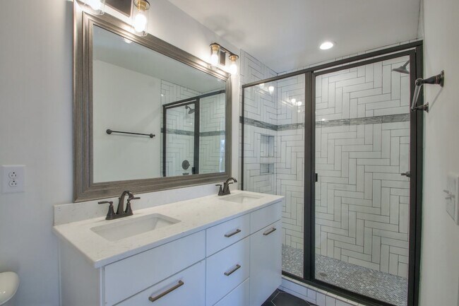 Building Photo - 904 Burchwood Ave