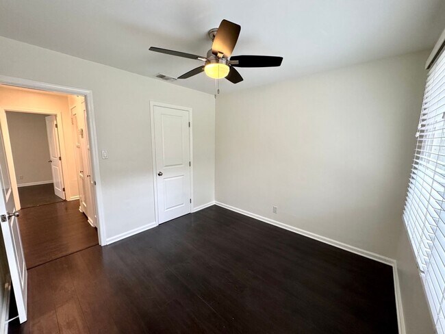 Building Photo - Fabulous 3 bedroom 1 bathroom updated home