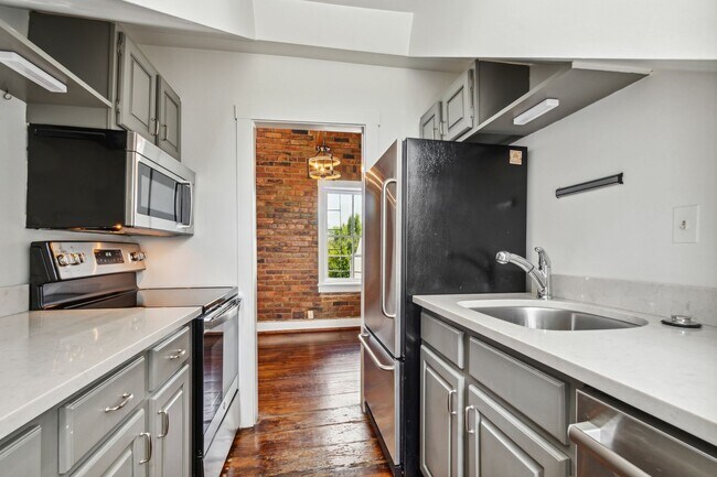 Building Photo - Available Now! Georgetown! Professionally Managed High End 1 Bed/ 1 Bath Condo