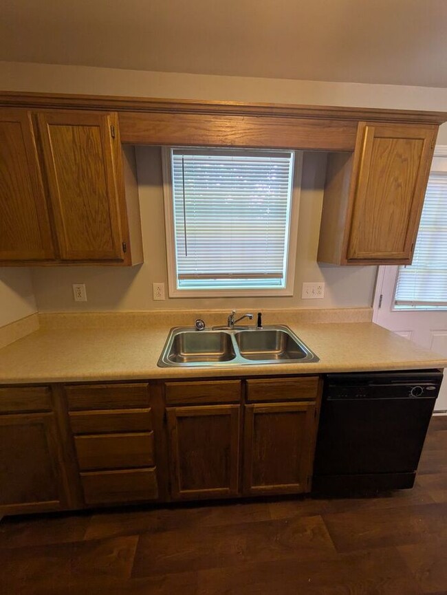 Building Photo - 2BD/1.5BA Townhome At Strawberry Patch Com...