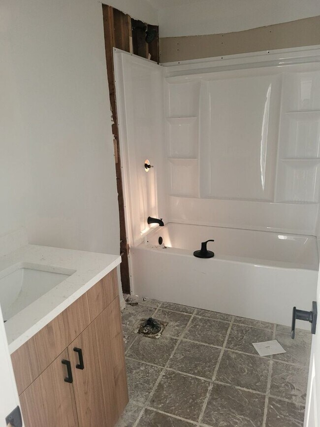 Building Photo - *Newly Renovated* Premium Style 2-Bedroom Apartment Home