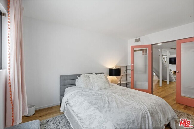 Building Photo - 6558 Lasaine Ave