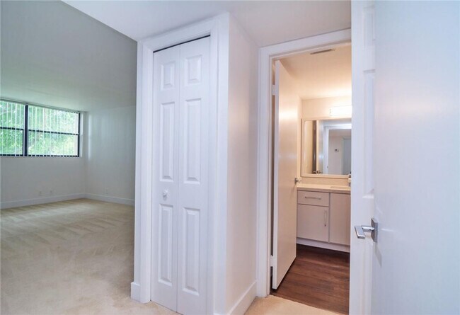 Building Photo - 491 Racquet Club Rd