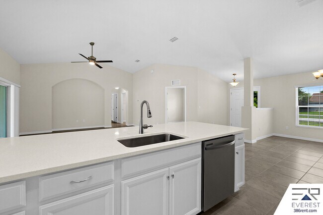 Building Photo - 10 Lysander Ln