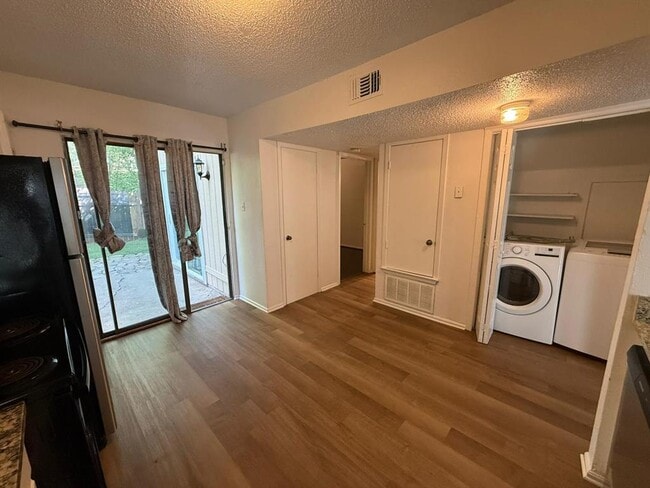 Building Photo - 2700 Mulford Cove