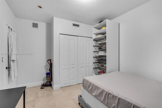 Building Photo - 1627 SW 37th Ave