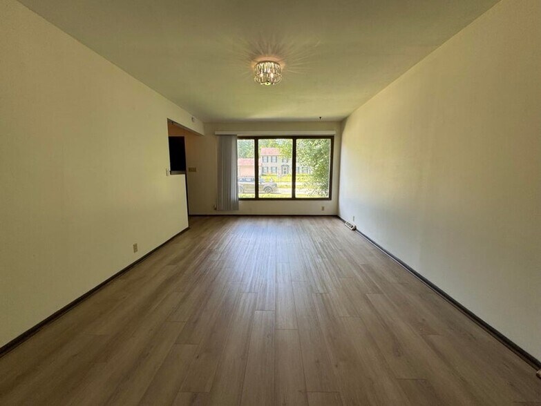 Building Photo - 2330 S Brookside Pkwy