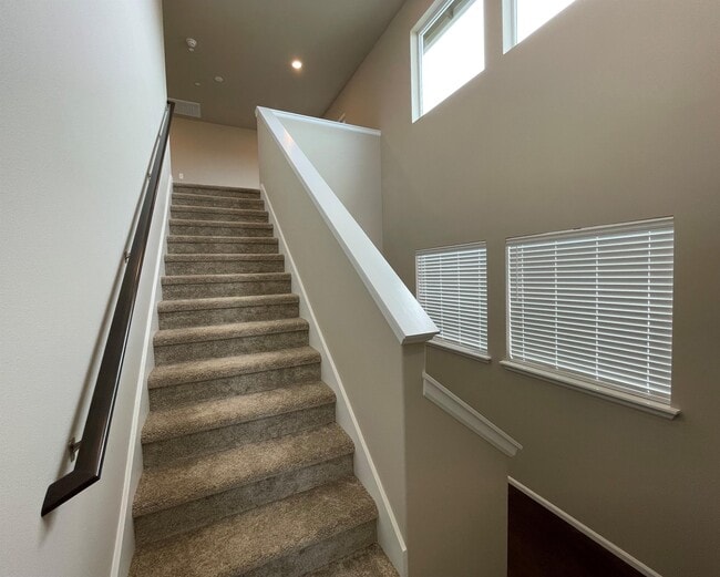 Building Photo - 913 Timberline Ave