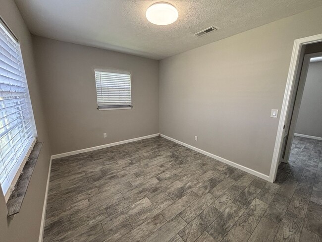 Building Photo - 1404 Clay Ave