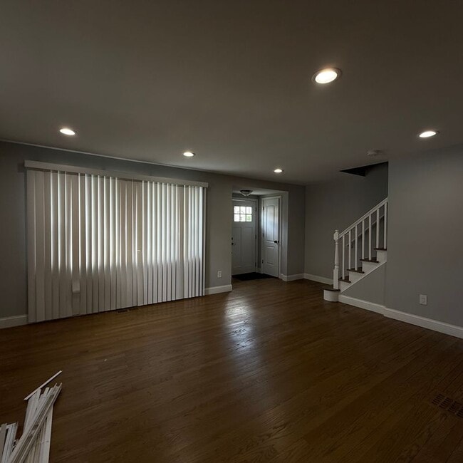 Building Photo - 320 Norland Ave