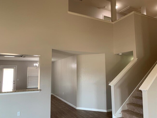 Building Photo - 384 Discovery