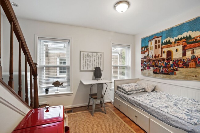 Building Photo - Available Now! Parking! // 3 bedroom 2.5 b...