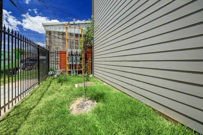 Building Photo - 1303 E 27th St