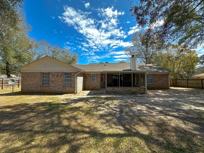 Building Photo - 3 Bedroom 2 Bath home in Marblehead Estates, located in Milton, FL!