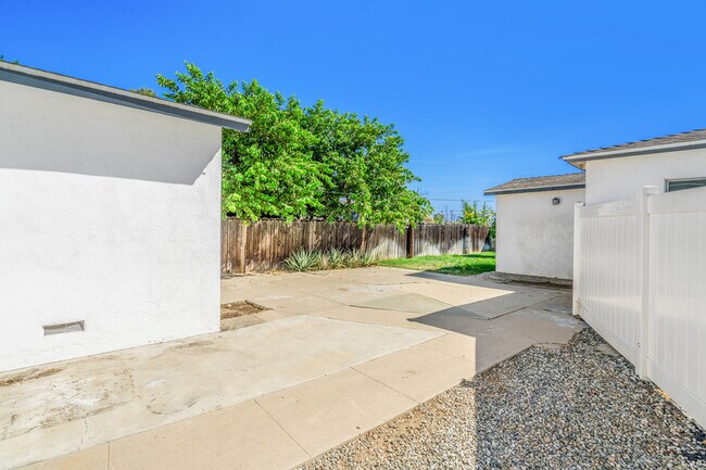 Building Photo - 6714 Amigo Ave