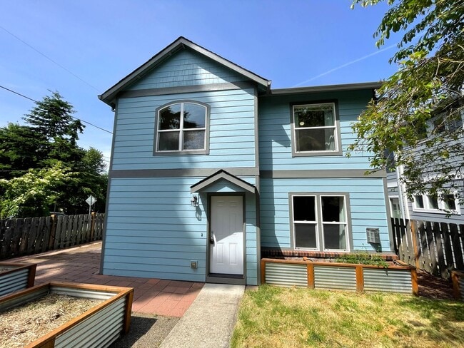 Building Photo - Lovely St Johns Home with Attached Garage, Outdoor Space, Washer/Dryer In Unit
