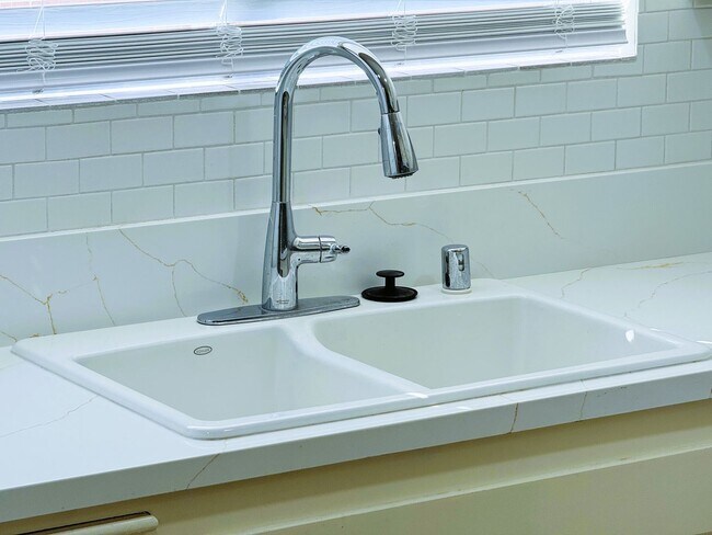 Building Photo - 2105 E Petunia St