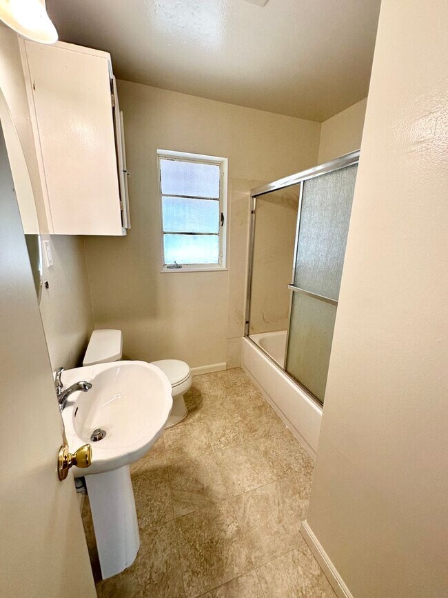 Building Photo - Super close to UC Davis and University Shopping mall-- 4 bedrooms and 2 bathrooms