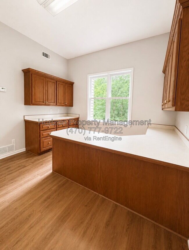 Building Photo - 3235 Bentwood Close