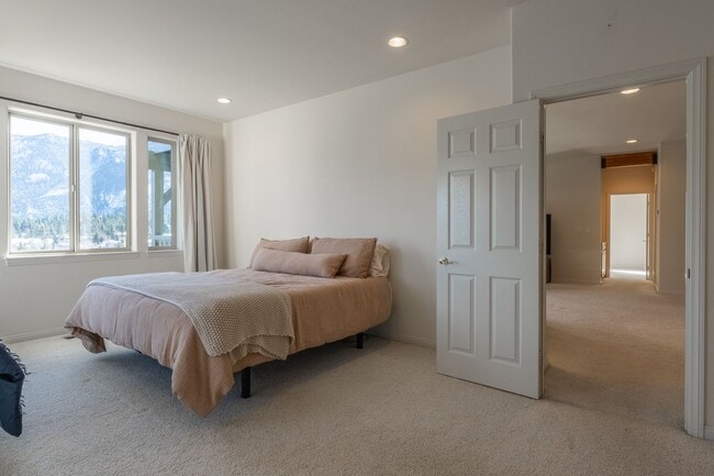 Building Photo - Mountain View Haven