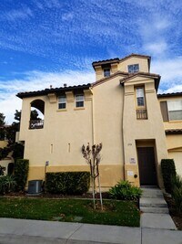 Building Photo - 1350 sqft 2 Bed plus Den, 2 Bath Chula Vista 2Car Garage, Gated community