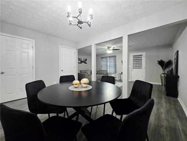 Building Photo - 2430 Piering Dr