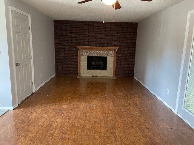 Building Photo - 4 Bedroom Home in Huber Heights