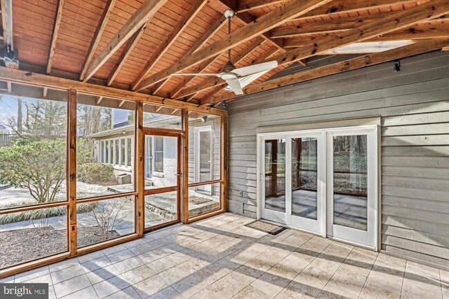 Building Photo - 6154 Beachway Dr