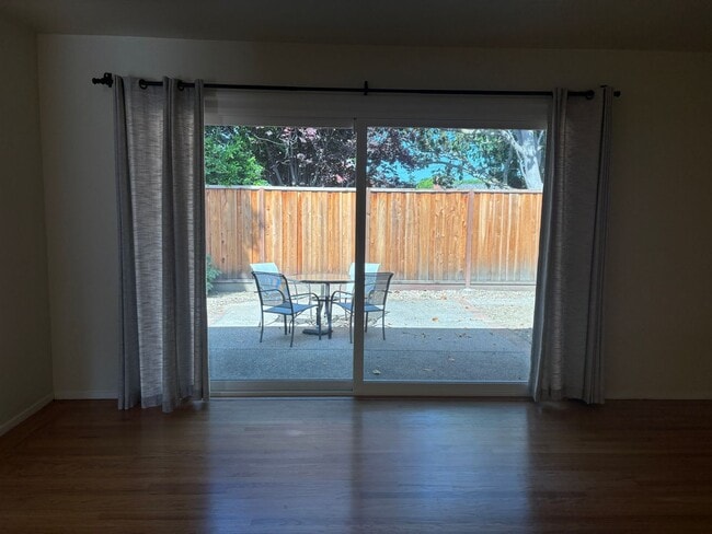 Building Photo - Well maintained 3 bed/2 bath in Santa Clara, bring your pet :)
