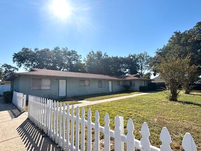 Building Photo - 322 Pelham Rd
