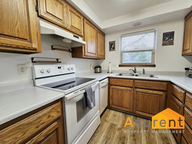 Building Photo - Fully Furnished Private Setting Townhouse, 2 Bedroom- 1.5 Bathroom, centrally located in Ashland