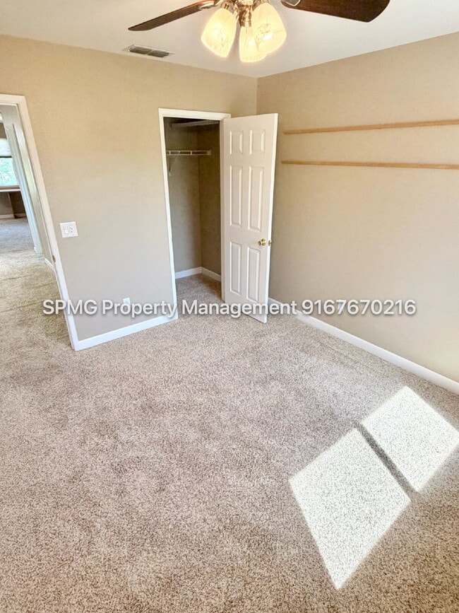 Building Photo - Beautiful 4 Bed / 3 Bath Home in Prime Roseville Location – Across from Park!