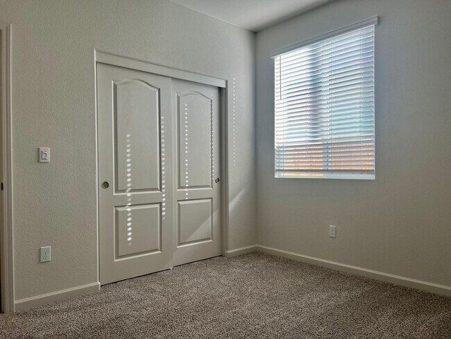 Building Photo - Beautiful 4 bed/2 bath Meritage Home in El...