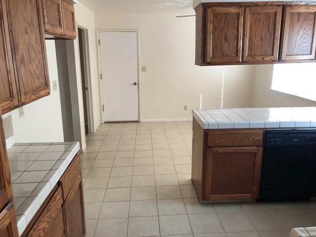 Building Photo - 4 Bedroom 2 Bath House for Rent