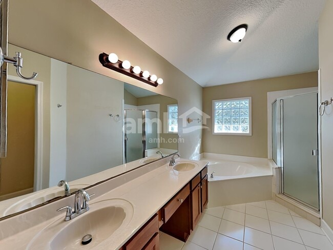 Building Photo - 805 Putters Green Way N