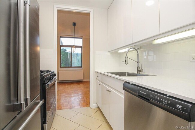 Building Photo - 35 N Chatsworth Ave