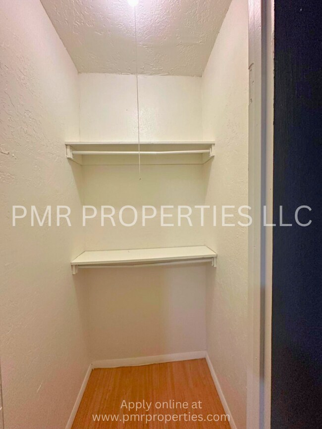 Building Photo - 4 Bed / 1.5 Bathroom House