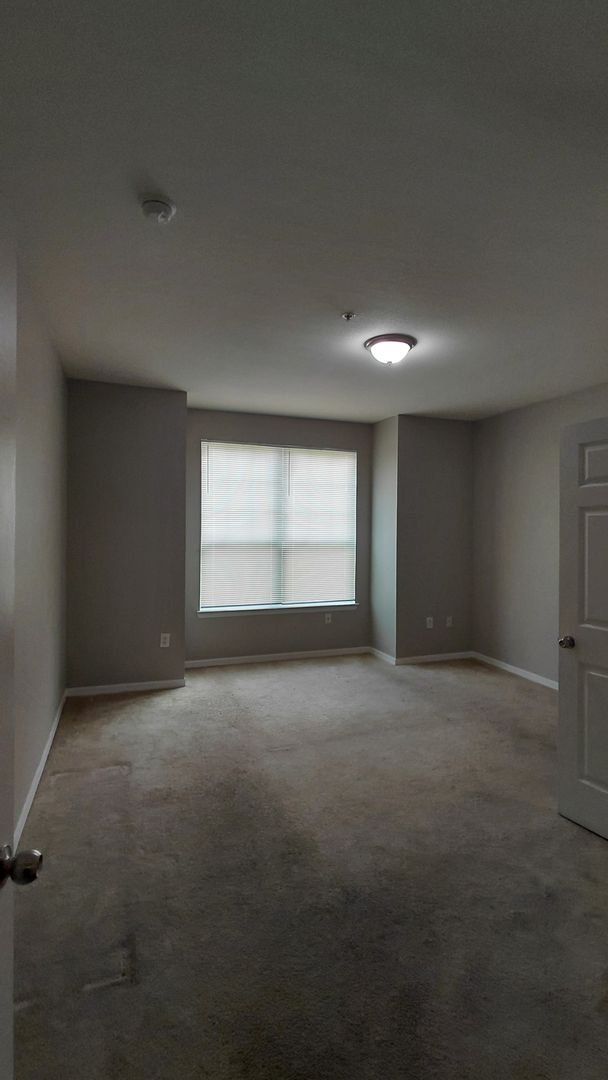 Building Photo - Spacious 3 bedroom, 2 bath Condo located i...