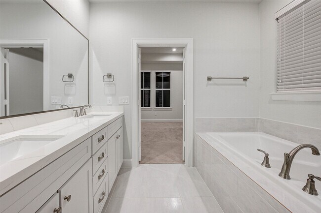 Building Photo - 2808 Grand Fountains Dr