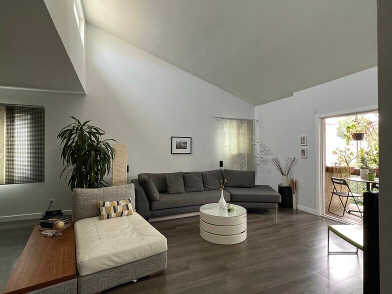 Building Photo - 6151 Canterbury Dr