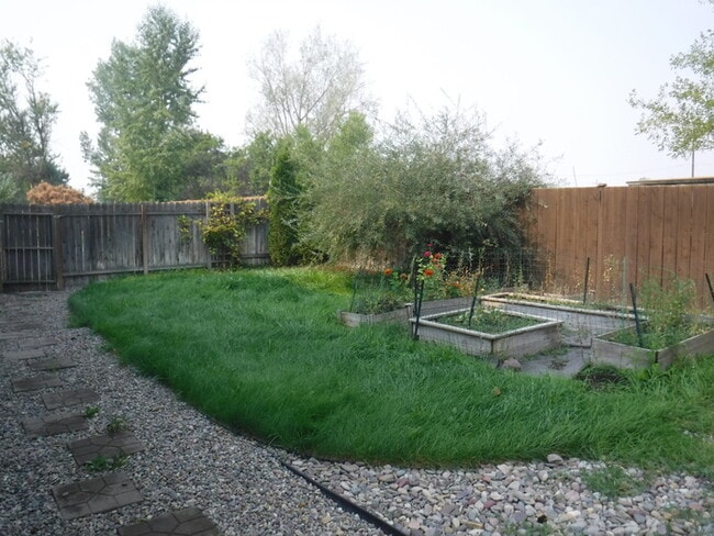 Building Photo - Townhouse with a private yard