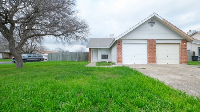 Building Photo - Woodlake ~ 2 Bedroom Duplex