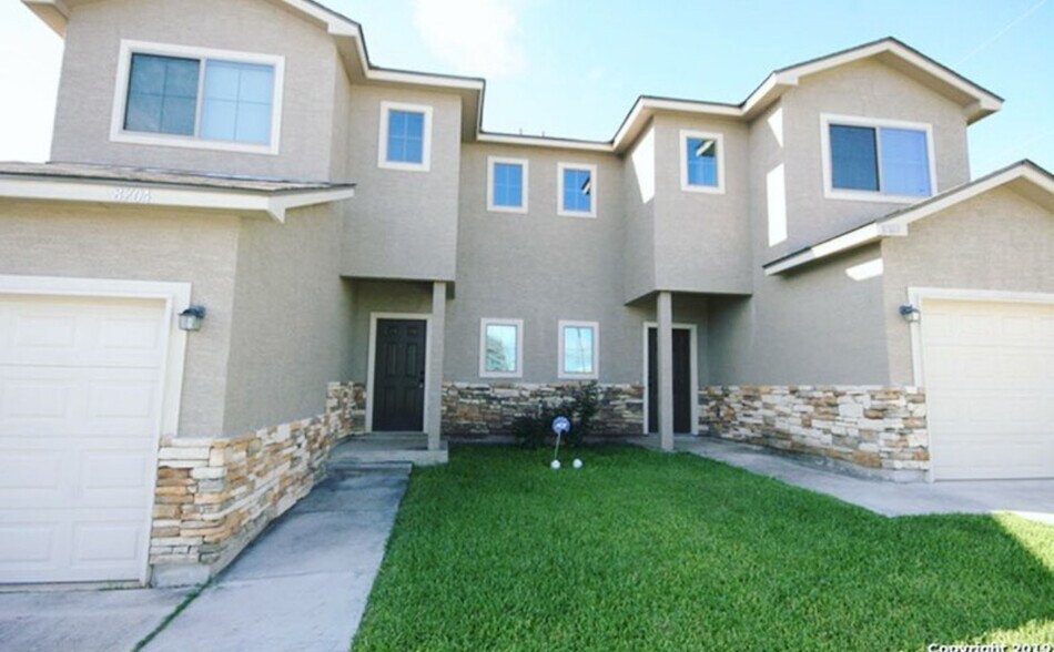 Building Photo - 8704 Vista de Nubes