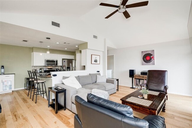 Building Photo - 6621 Mesa Hollow Dr